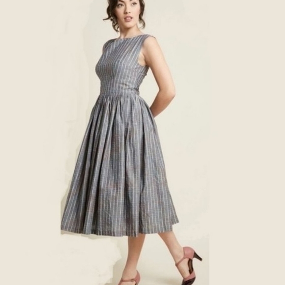 Modcloth Dresses & Skirts - Modcloth retro 50s fit and flare pleated midi dress striped gray tulle